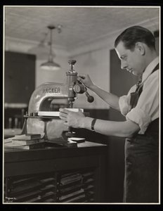 Lavorare sui caratteri tipografici presso Unz und Co., 24 Beaver Street, New York, 1932